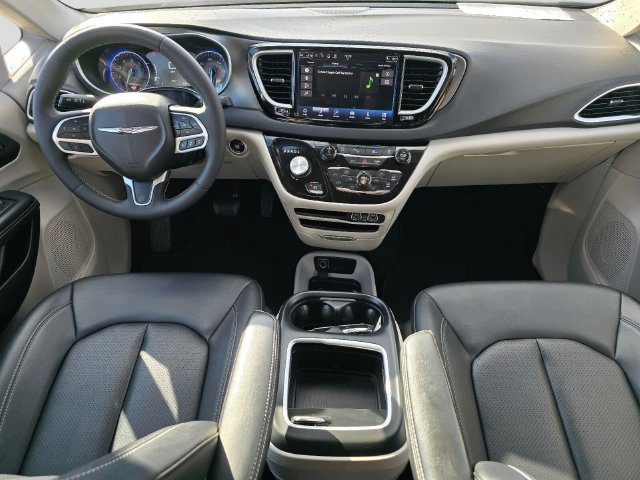 Used 2024 Chrysler Pacifica Touring-L FWD image 17