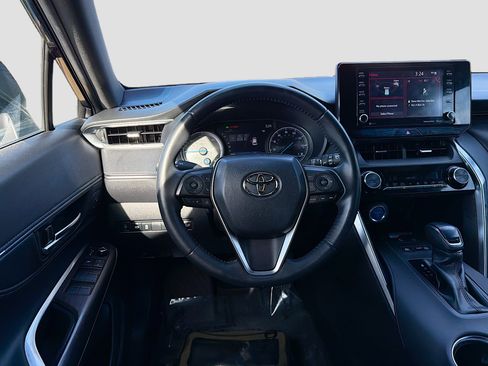 Used 2022 Toyota Venza XLE image 17