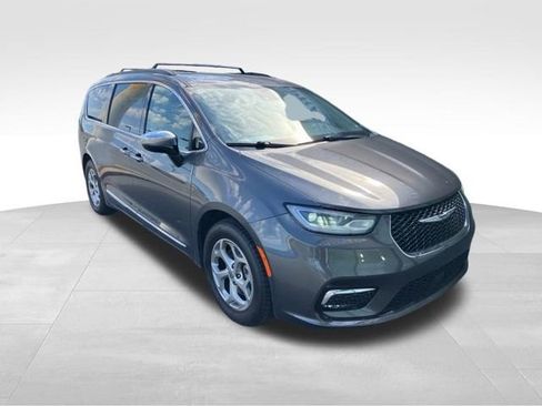 Used 2023 Chrysler Pacifica Limited FWD image 37