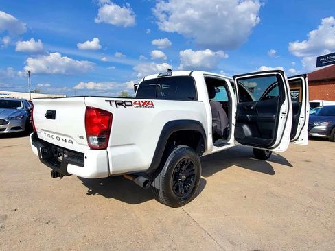 Used 2017 Toyota Tacoma TRD Off-Road image 6