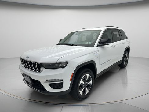 Used 2023 Jeep Grand Cherokee 4WD 4xe image 3