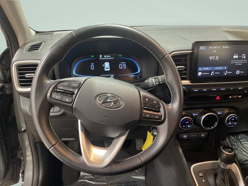 Used 2023 Hyundai Venue SEL image 17
