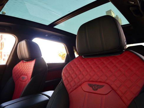 Used 2022 Bentley Bentayga V8 image 19