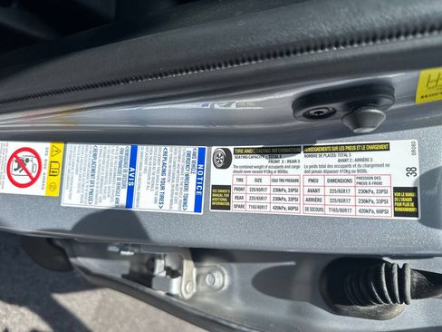 Used 2017 Toyota RAV4 XLE AWD/4WD image 25
