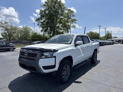 Used 2025 Nissan Frontier SV AWD/4WD image 3