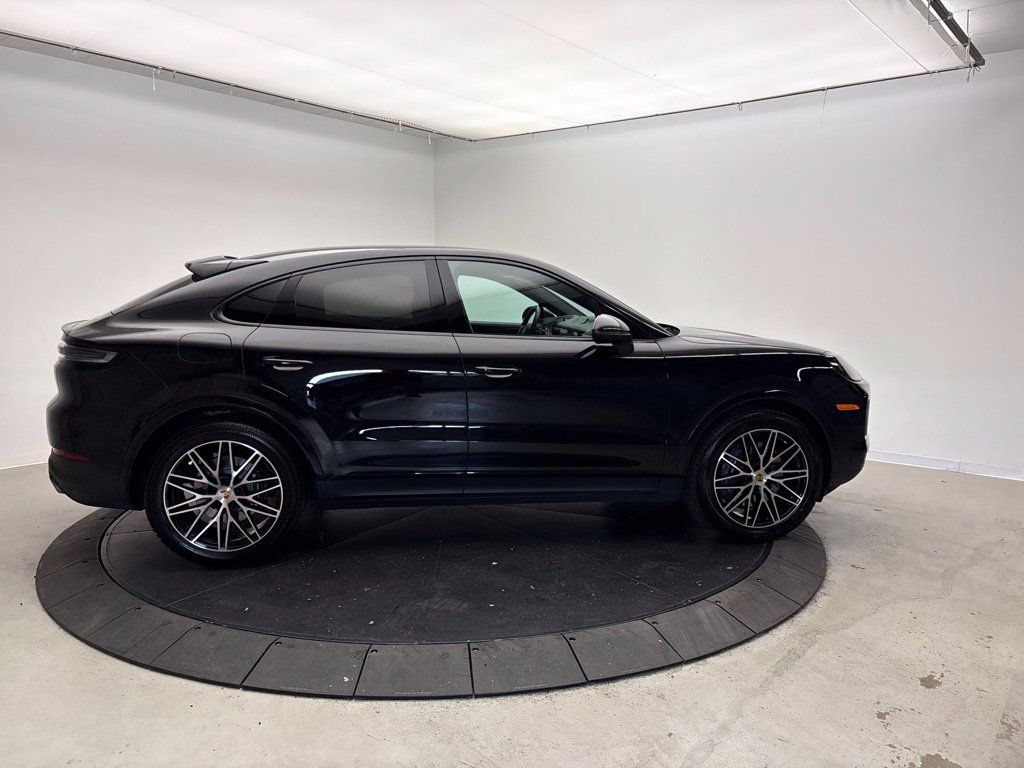 Certified 2024 Porsche Cayenne Coupe AWD/4WD image 8