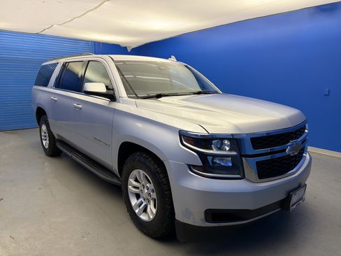 Used 2018 Chevrolet Suburban LT image 2