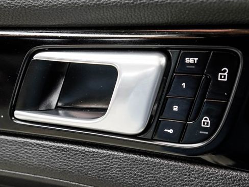 Used 2020 Porsche Panamera image 45