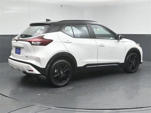 Used 2023 Nissan Kicks SR image 7