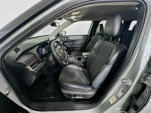 Used 2024 Mitsubishi Outlander SE image 13