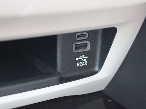 Used 2023 Chrysler Pacifica Limited w/ Uconnect Theater Family Group FWD image 19