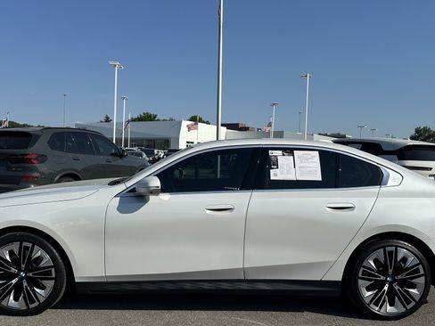 Certified 2024 BMW 530i xDrive w/ Premium Package AWD/4WD image 7