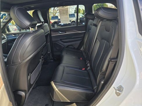 Used 2024 Jeep Grand Cherokee Limited w/ Black Appearance Package image 11