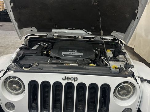 Used 2015 Jeep Wrangler Unlimited Sahara w/ Connectivity Group AWD/4WD image 14
