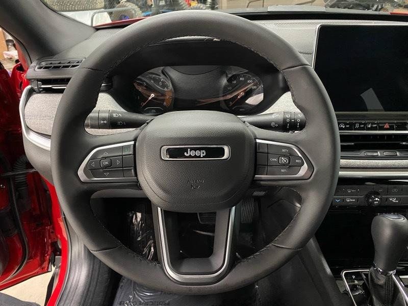 Used 2024 Jeep Compass Latitude AWD/4WD image 7