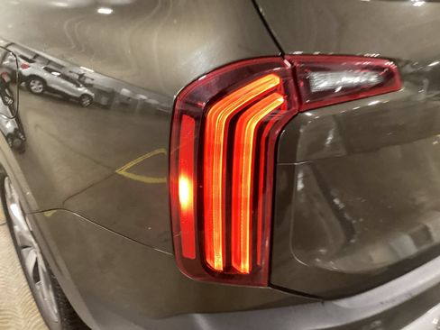 Used 2022 Kia Telluride EX w/ EX Premium Package FWD image 13
