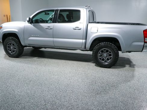 Used 2017 Toyota Tacoma SR5 AWD/4WD image 10