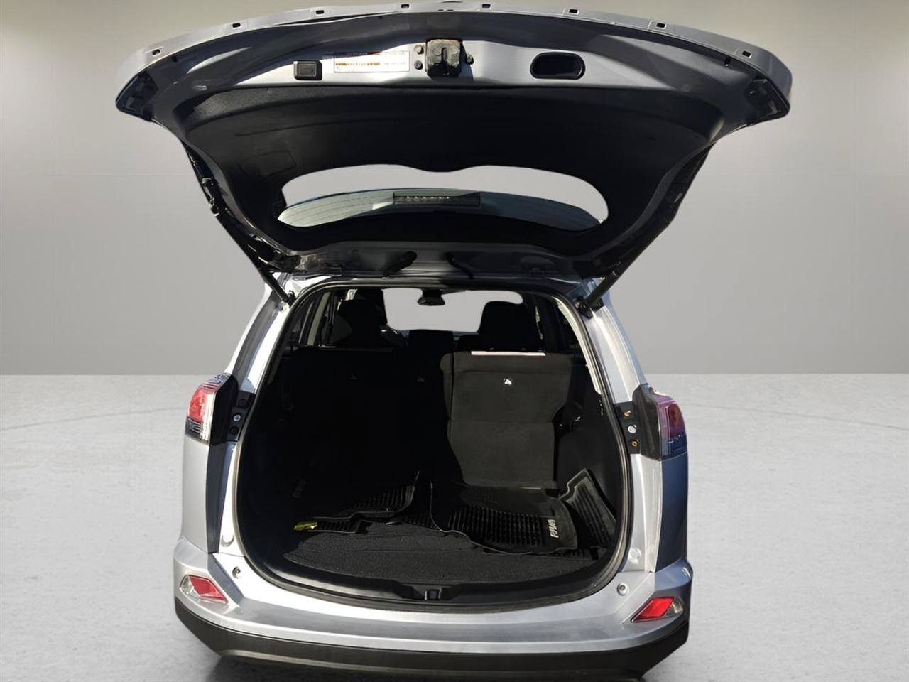 Used 2018 Toyota RAV4 XLE AWD/4WD image 26
