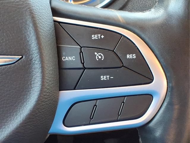 Used 2018 Chrysler 300 Limited AWD/4WD image 24