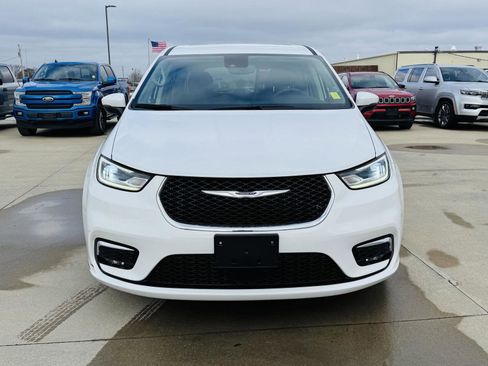 Used 2023 Chrysler Pacifica Touring-L image 34