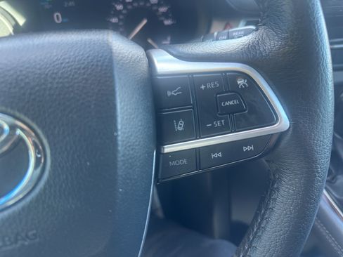 Used 2024 Toyota Sienna XLE image 21