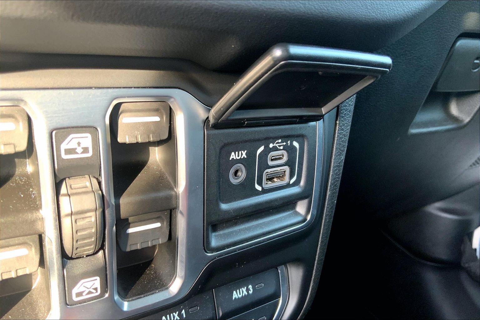 Used 2026 Jeep Gladiator Rubicon w/ Steel Power Dome Hood Package AWD/4WD image 36