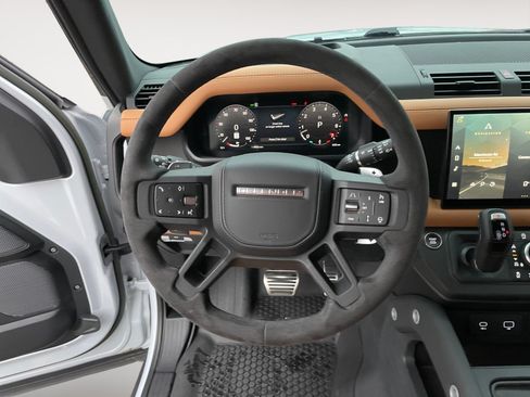 Used 2023 Land Rover Defender 90 V8 AWD/4WD image 15