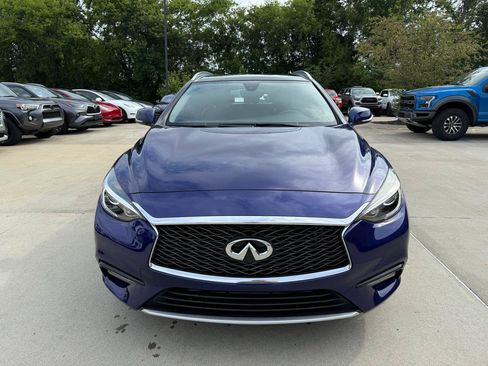 Used 2017 INFINITI QX30 Premium FWD image 2