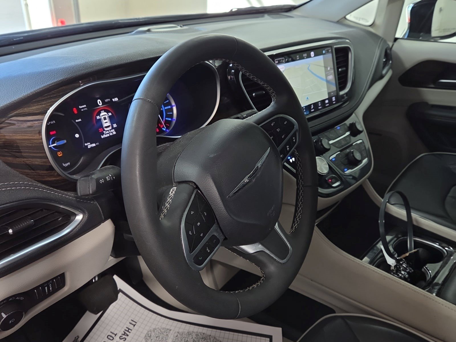 Used 2023 Chrysler Pacifica Limited w/ Uconnect Theater Family Group FWD image 8