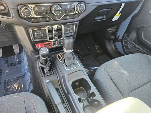 Used 2025 Jeep Gladiator Rubicon w/ Convenience Group image 24