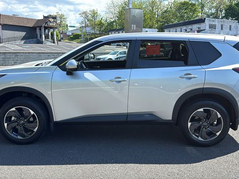 Certified 2024 Nissan Rogue SV AWD/4WD image 4