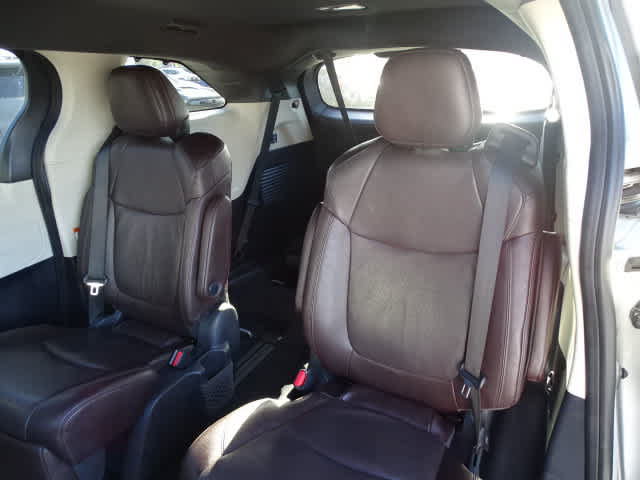 Used 2024 Toyota Sienna Platinum FWD image 19
