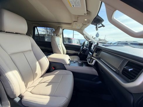 Used 2023 Ford Expedition XLT image 33