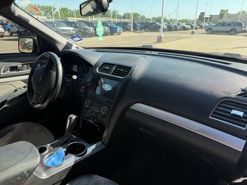 Used 2017 Ford Explorer XLT FWD image 14