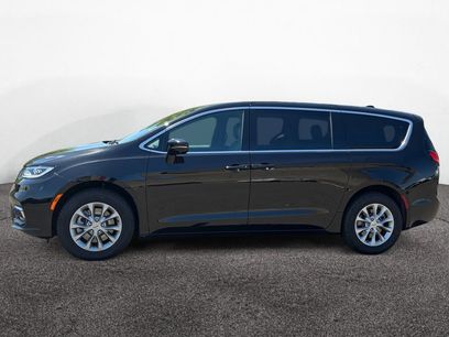 Used 2025 Chrysler Pacifica Select