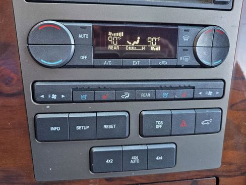 Used 2012 Lincoln Navigator L 4WD image 33