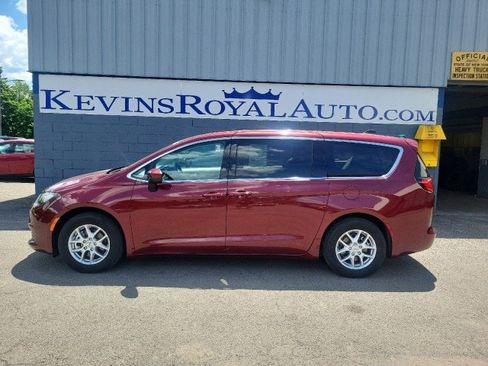 Used 2023 Chrysler Voyager LX FWD image 1