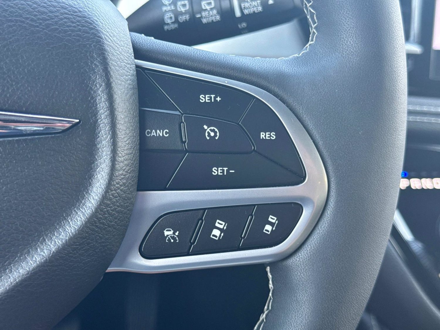Used 2026 Chrysler Pacifica Limited FWD image 34