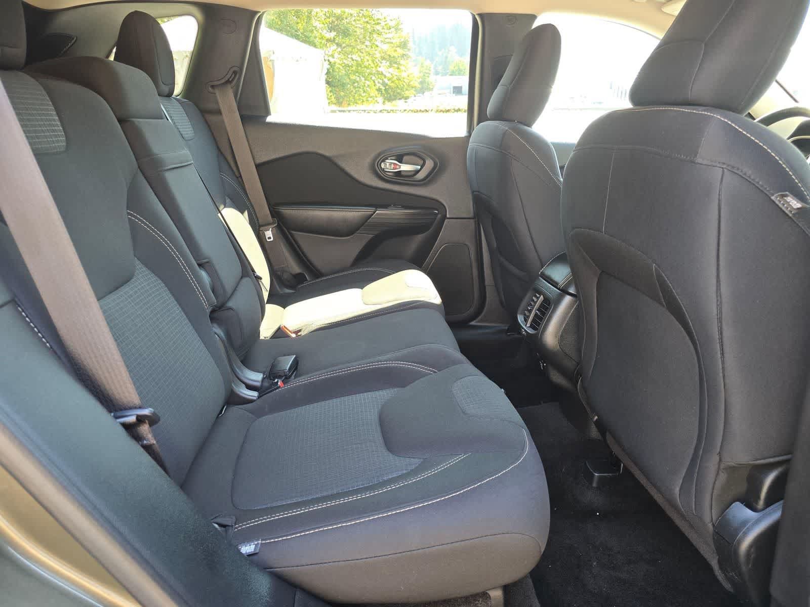 Used 2015 Jeep Cherokee Latitude w/ Cold Weather Group AWD/4WD image 24