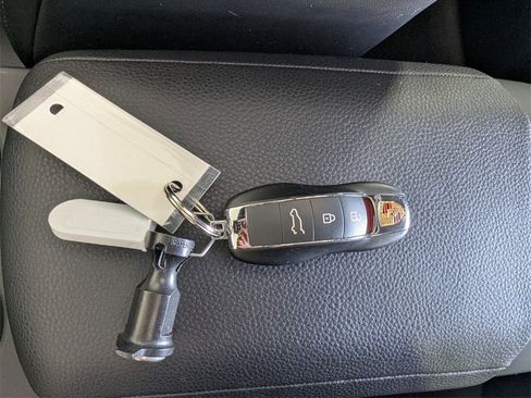 Used 2025 Porsche Macan w/ Premium Package Plus image 25