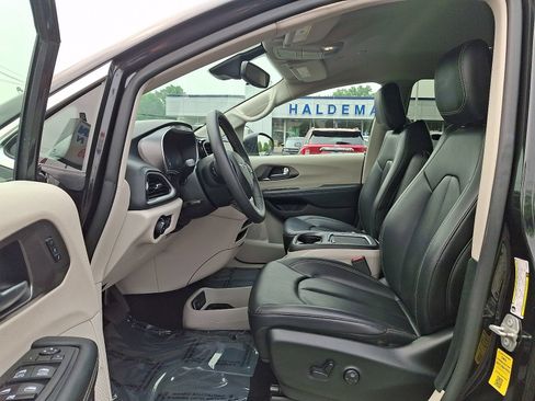 Used 2023 Chrysler Pacifica Touring-L FWD image 15