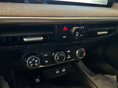 Used 2025 Nissan Kicks SV AWD/4WD image 15