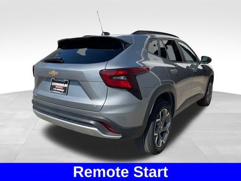 Used 2025 Chevrolet Trax LT w/ LT Convenience Package FWD image 5