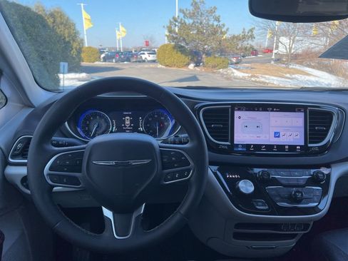 Used 2024 Chrysler Pacifica Touring-L image 22