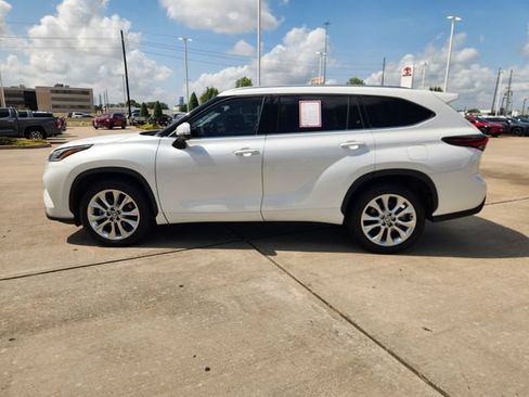 Certified 2025 Toyota Highlander Limited FWD image 4