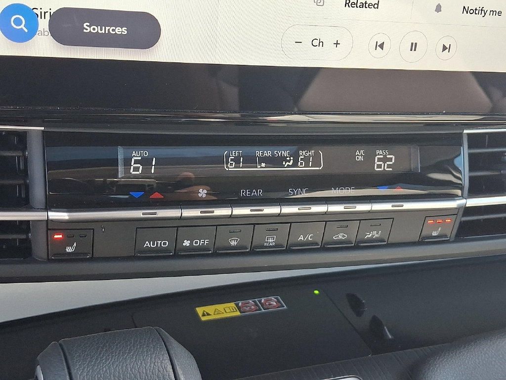 Certified 2025 Toyota Sienna XLE FWD image 21