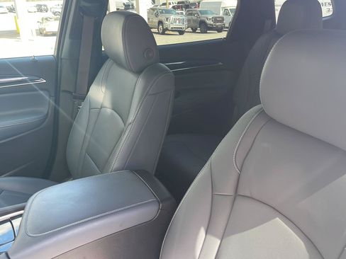 Used 2024 Buick Enclave Essence FWD image 9