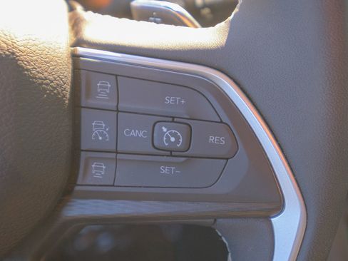 Used 2024 Jeep Grand Cherokee L Laredo image 41