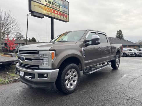 Used 2017 Ford F250 Lariat w/ Chrome Package image 16