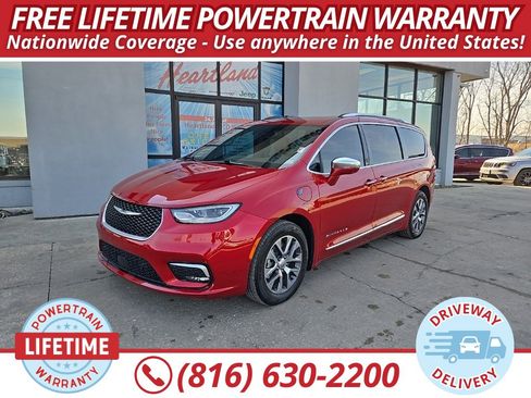 Used 2024 Chrysler Pacifica Pinnacle image 1